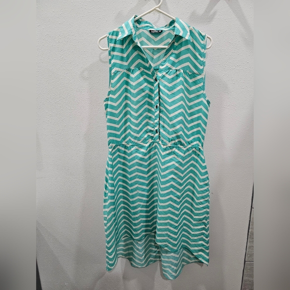 indulge Dresses & Skirts - Chevron pattern real hi low dress